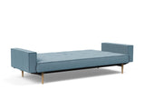 Splitback Styletto Light Wood sovesofa med armlæn i 525 Mixed Dance Light Blue, slået ud til seng