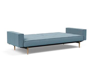 Splitback Styletto Light Wood sovesofa med armlæn i 525 Mixed Dance Light Blue, slået ud til seng
