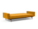 Splitback Styletto Dark Wood sovesofa med armlæn i 507 Elegance Burned Curry, slået ud til seng