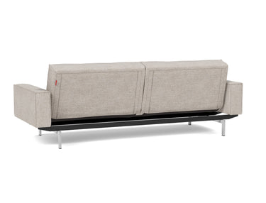 Splitback Chrome sovesofa med armlæn i 471 Yuveno Sand, set skråt bagfra