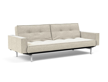 Splitback Chrome sovesofa med armlæn i 357 Taura Off White, set skråt forfra