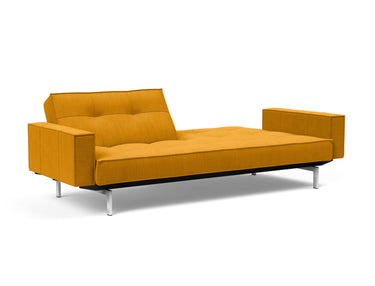 Splitback Chrome sovesofa med armlæn i 507 Elegance Burned Curry, med den ene ryghalvdel lagt ned