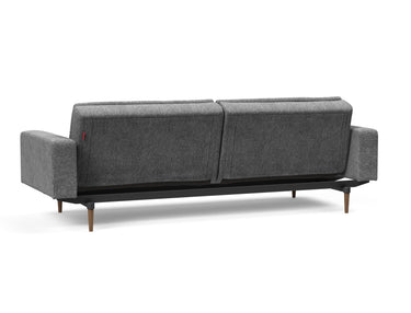 Dublexo Styletto Dark Wood sovesofa med armlæn i 563 Twist Charcoal, set skråt bagfra