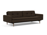 Dublexo Styletto Dark Wood sovesofa med armlæn i 358 Taura Chocco, set skråt forfra