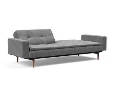 Dublexo Styletto Dark Wood sovesofa med armlæn i 563 Twist Charcoal, med den ene ryghalvdel lagt ned