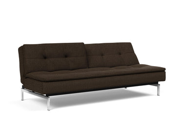 Dublexo Chrome sovesofa i 358 Taura Chocco, med den ene ryghalvdel lænet tilbage