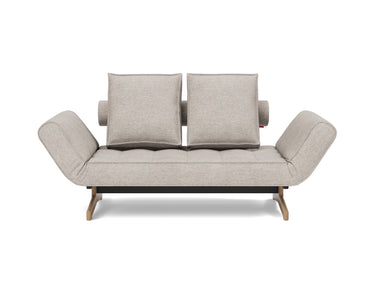 Ghia Wood daybed i 471 Yuveno Sand, set forfra