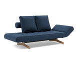 Ghia Wood daybed i 414 Esina Indigo Blue, med den ene side sænket