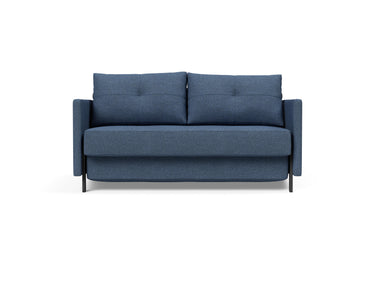 Cubed 140 sovesofa med armlæn i 302 Weda Blue, set forfra
