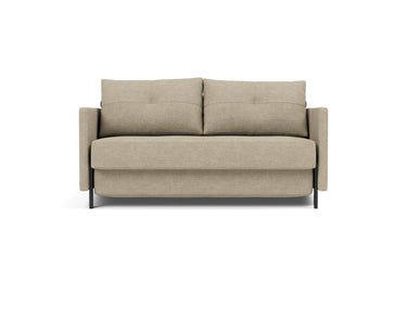 Cubed 140 sovesofa med armlæn i 356 Taura Sand, set forfra