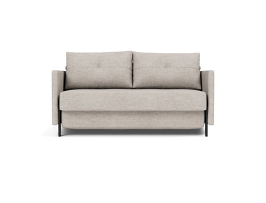 Cubed 140 sovesofa med armlæn i 471 Yuveno Sand, set forfra