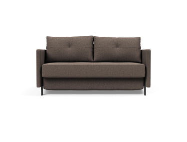 Cubed 140 sovesofa med armlæn i 530 Bouclé Taupe, set forfra
