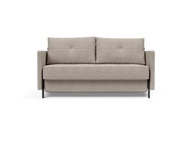 Cubed 140 sovesofa med armlæn i 579 Kenya Gravel, set forfra
