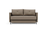 Cubed 140 sovesofa med armlæn i 850 Mahoga Caramel, set forfra