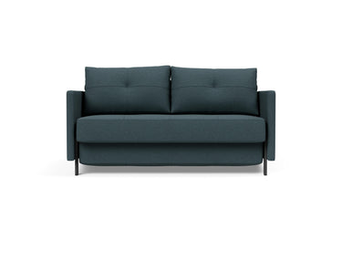 Cubed 140 sovesofa med armlæn i 851 Mahoga Dark Blue, set forfra