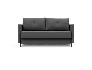Cubed 140 sovesofa med armlæn i 852 Mahoga Seal Grey, set forfra