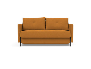 Cubed 140 sovesofa med armlæn i 893 Mozart Masala, set forfra