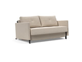 Cubed 140 sovesofa med armlæn i 612 Blida Sand Grey, set skråt forfra