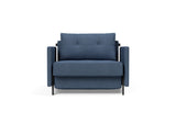 Cubed 90 stol med armlæn i 302 Weda Blue, set forfra