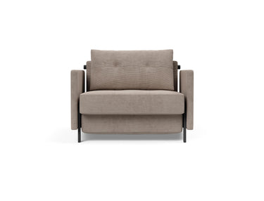Cubed 90 stol med armlæn i 318 Cordufine Beige, set forfra
