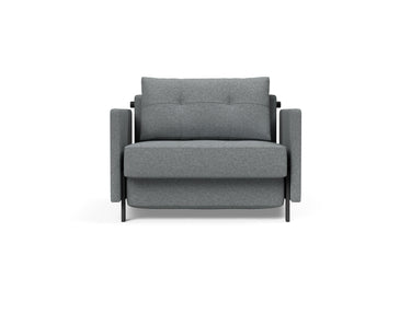 Cubed 90 stol med armlæn i 320 Corocco Shadow Grey, set forfra