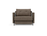 Cubed 90 stol med armlæn i 411 Esina Cedar Brown, set forfra