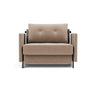 Cubed 90 stol med armlæn i 417 Esina Mocha, set forfra
