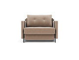 Cubed 90 stol med armlæn i 417 Esina Mocha, set forfra