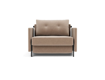 Cubed 90 stol med armlæn i 417 Esina Mocha, set forfra