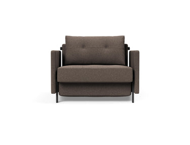 Cubed 90 stol med armlæn i 530 Bouclé Taupe, set forfra