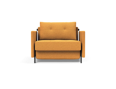 Cubed 90 stol med armlæn i 536 Bouclé Ochre, set forfra