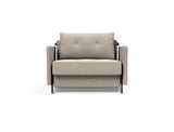 Cubed 90 stol med armlæn i 539 Bouclé Beige, set forfra