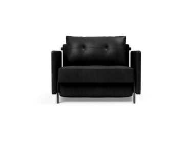 Cubed 90 stol med armlæn i 550 Faunal Black, set forfra