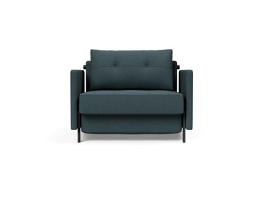 Cubed 90 stol med armlæn i 851 Mahoga Dark Blue, set forfra