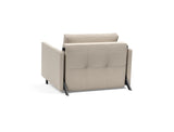 Cubed 90 stol med armlæn i 612 Blida Sand Grey, set skråt bagfra