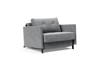 Cubed 90 stol med armlæn i 565 Twist Granite, set skråt forfra
