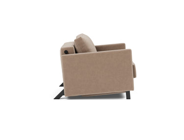 Cubed 90 stol med armlæn i 417 Esina Mocha, set fra siden