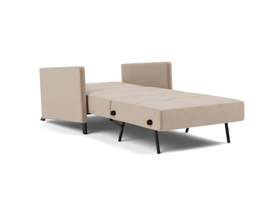 Cubed 90 stol med armlæn i 417 Esina Mocha, slået ud til seng