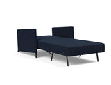 Cubed 90 stol med armlæn i 528 Mixed Dance Blue, slået ud til seng