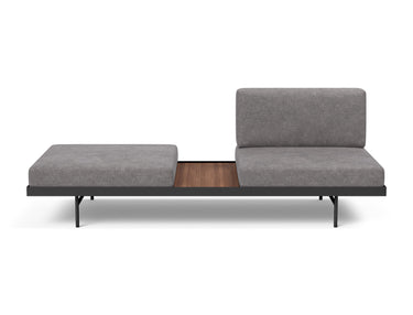 Puri daybed med valnøddebord i 282 Avella Warm Grey, set forfra