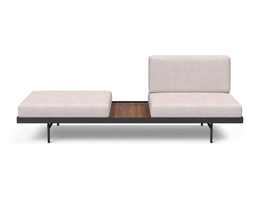Puri daybed med valnøddebord i 300 Weda Sand, set forfra
