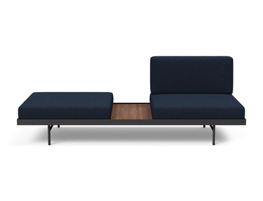 Puri daybed med valnøddebord i 528 Mixed Dance Blue, set forfra