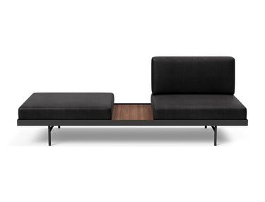 Puri daybed med valnøddebord i 550 Faunal Black, set forfra
