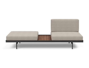 Puri daybed med valnøddebord i 579 Kenya Gravel, set forfra