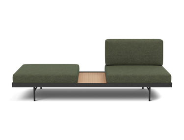 Puri daybed med egetræsbord i 353 Taura Forest, set forfra
