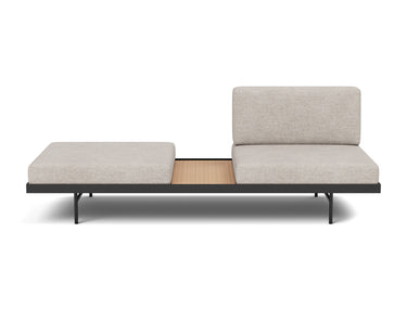 Puri daybed med egetræsbord i 471 Yuveno Sand, set forfra