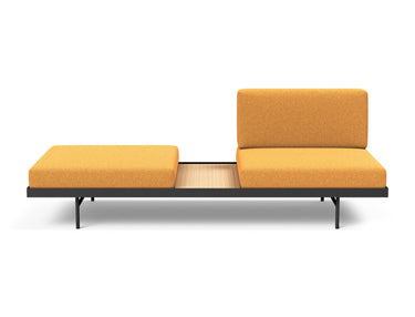 Puri daybed med egetræsbord i 536 Bouclé Ochre, set forfra