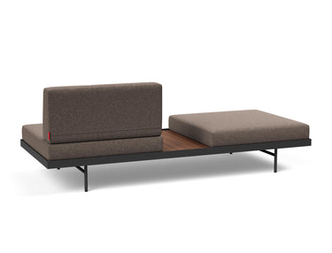 Puri daybed med valnøddebord i 530 Bouclé Taupe, set skråt bagfra