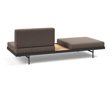 Puri daybed med egetræsbord i 530 Bouclé Taupe, set skråt bagfra