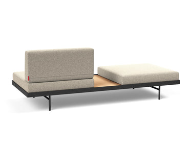 Puri daybed med egetræsbord i 539 Bouclé Beige, set skråt bagfra